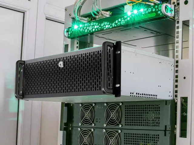 Rosewill 4U Server Chassis Rackmount Case | 8 3.5" HDD Bays, 3 5.25" Devices | ATX, CEB Compatible | 2 Front 120mm Fans, 2 Rear 80mm Fans | 2x USB 3.0